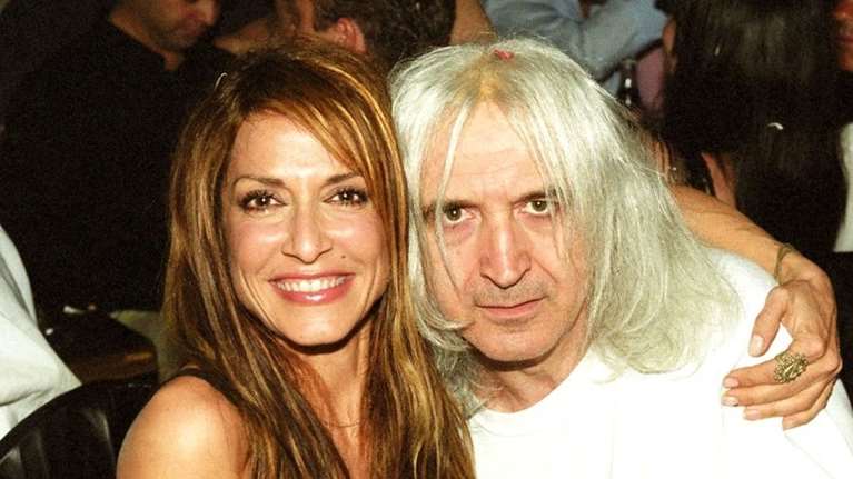 41 χρόνια πριν: Άννα Βίσση - Νίκος Καρβέλας στο γάμο τους - το συντηρητικό νυφικό, τα πασουμάκια της νύφης και τα διαφορετικά μαλλιά του γαμπρού