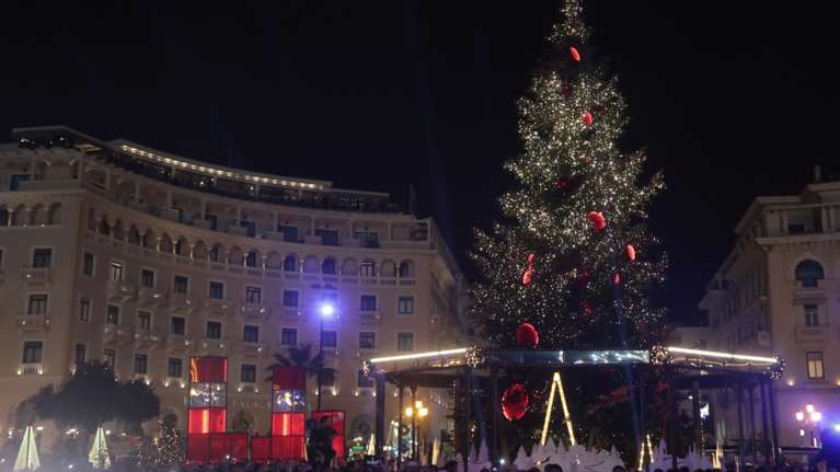 Θεσσαλονίκη:  Άναψε το Χριστουγεννιάτικο δέντρο στην πλατεία Αριστοτέλους
