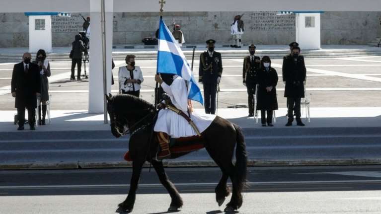 Η Σκοτεινή Πλευρά των Εορταστικών Παρελάσεων και η συμμετοχή των αλόγων- Μια παρέμβαση της A promise to Animals