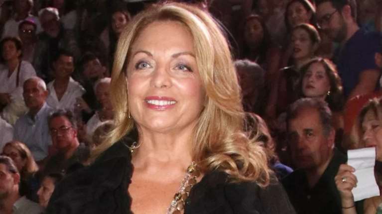 Με αέρινο φόρεμα στην Ιθάκη η Άντζελα Γκερέκου | Πάντρεψε φιλικό της ζευγάρι