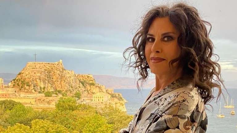 Η Ελευθερία Αρβανιτάκη στη σεζλόνγκ - &quot;Θα μείνω λίγο ακόμα&quot;