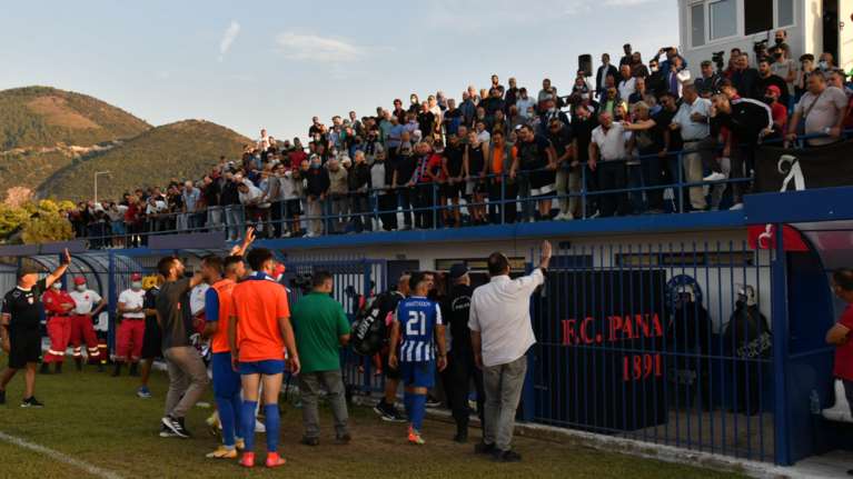 Eπεισόδια στην Πάτρα: Τραυματίστηκε από κροτίδα ο προπονητής του Αιγάλεω στον αγώνα με την Παναχαϊκή