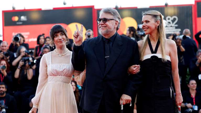 Φεστιβάλ Βενετίας: Ντελίριο ενθουσιασμού για τον &quot;Frankestein&quot; του Γκιγιέρμο ντελ Τόρο - 13 λεπτά χειροκροτούσαν όρθιοι οι θεατές