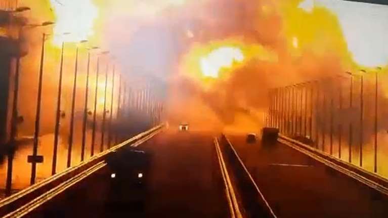 Κριμαία: Η στιγμή που η γέφυρα τινάζεται στον αέρα - Βίντεο ντοκουμέντο