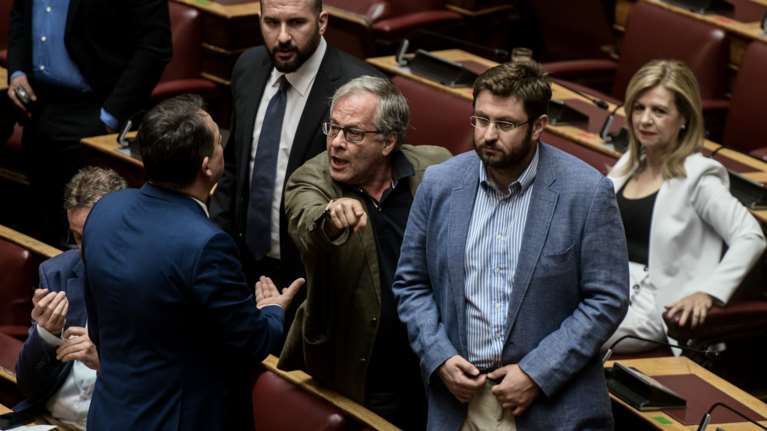 Χαμός στη Βουλή: Βουλευτής του ΣΥΡΙΖΑ φώναζε &quot;σας κάναμε τον κ@@@ να&quot; και έκανε χειρονομίες - Απίστευτοι διάλογοι