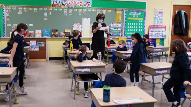 ΗΠΑ: Στα μαχαίρια για το άνοιγμα των σχολείων - Οι μισοί μαθητές δεν έχουν πατήσει σε αίθουσα από τον Μάρτιο του 2020