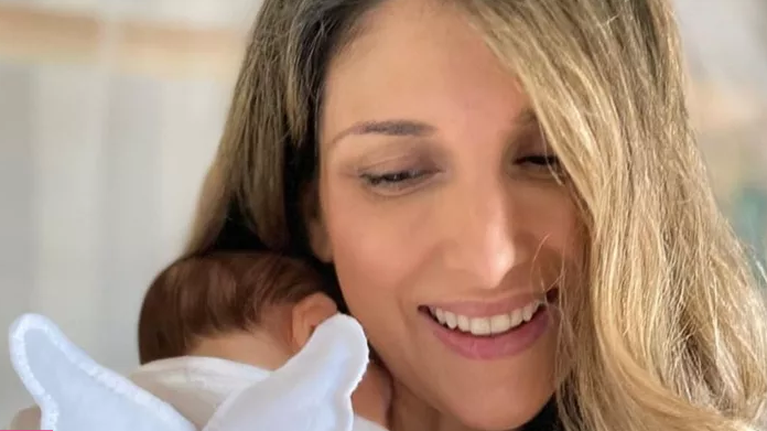 Το απόλυτο κορμί: Η Ρούλα Σταματοπούλου ποζάρει με το πιο σέξι ολόσωμο μαγιό, 1 μόλις μήνα μετά τη γέννηση του γιου της