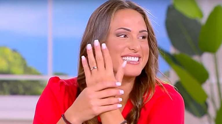 Πρόταση γάμου στην Ασημίνα Χατζηανδρέου από τον Χρήστο Δάντη; Η εμφάνιση με μονόπετρο στην εκπομπή της Φαίης Σκορδά