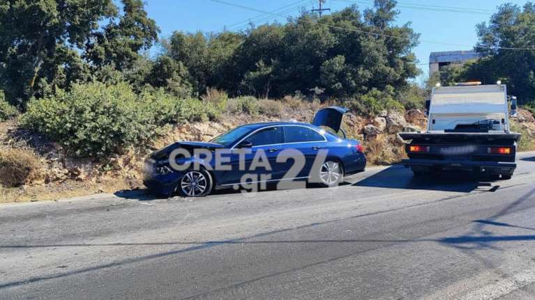 Παραλίγο τραγωδία στα Χανιά: Ταξί που μετέφερε οικογένεια καρφώθηκε σε φορτηγό [εικόνες]