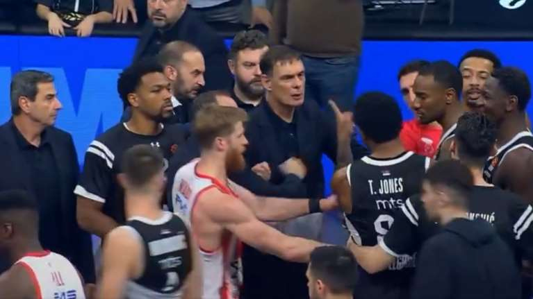 Η στιγμή που ο παίκτης της Παρτίζαν πλησιάζει απειλητικά τον Μπαρτζώκα: &quot;Μου επιτέθηκαν παίκτης και οπαδός&quot; [βίντεο]