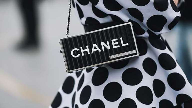Η Chanel αύξησε τις τιμές: Στα 7.800 ευρώ η εμβληματική τσάντα &quot;2.55&quot;