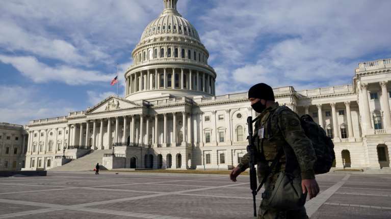 ΗΠΑ: &quot;Ψεκασμένοι&quot; πιστεύουν ότι ο Τραμπ θα ορκιστεί αύριο Πρόεδρος και ετοιμάζονται να εισβάλουν στο Καπιτώλιο!