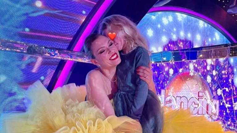 Βίκυ Καγιά: Ποζάρει αγκαλιά με την κόρη της, Μπιάνκα στο εορταστικό DWTS