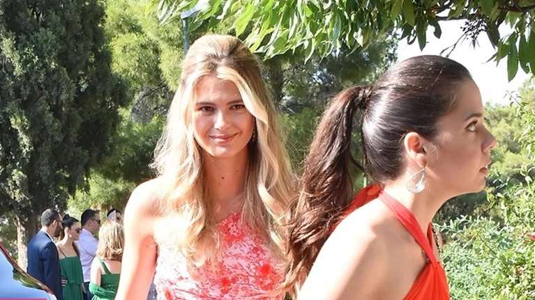 Η Αλεξάνδρα Κωστοπούλου σε lunch σε ταράτσα: Με μάξι μεταξωτό lingerie dress με τις φίλες της