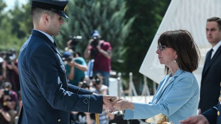 Εντυπωσιακές εικόνες: Τα ξίφη στους νέους και νέες ανθυποσμηναγούς από την Πρόεδρο της Δημοκρατίας