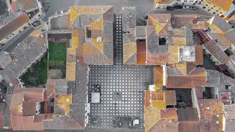 Κορονοϊός: Γιατί οι πλατείες της Τοσκάνης γέμισαν με λευκά τετράγωνα