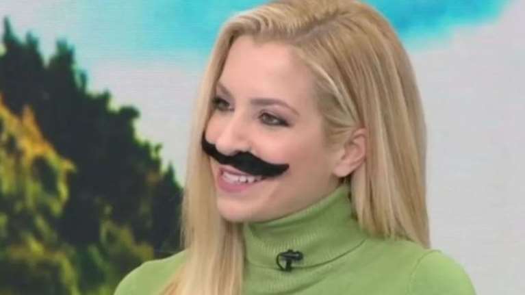 Γιατί η Μαρία Αναστασοπούλου εμφανίστηκε με μουστάκι στην εκπομπή - Ξεράθηκε στα γέλια ο Παπαδάκης