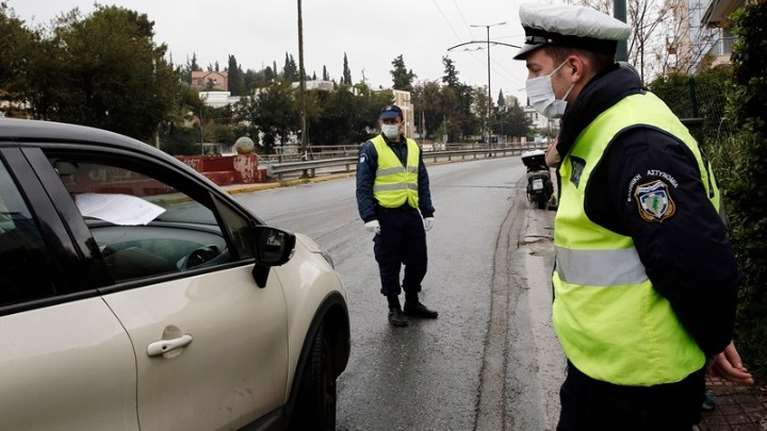 Δείτε πώς γίνονται οι έλεγχοι μετά την απαγόρευση κυκλοφορίας στην Ελλάδα