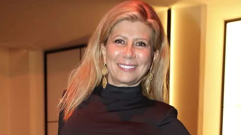 Καστανόξανθη με μακριά μαλλιά: Η Ζήνα Κουτσελίνη σε σπάνια βραδινή έξοδο με την κόρη της