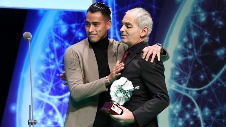 Συγκίνησε ο Αραούχο: Εδωσε το βραβείο του Fair Play στους γονείς του Άλκη