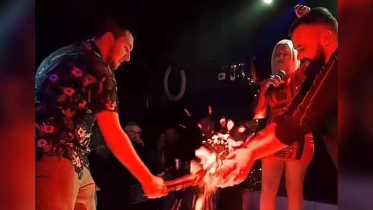 Το "τερμάτισαν" στα μπουζούκια της Λάρισας - Εσπασαν πιάτα με... κάβουρα [βίντεο]