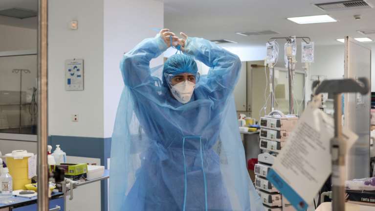 Μεταλλάξεις: 540 νέα κρούσματα της Δέλτα - Οι περιοχές με τα παραλλαγμένα στελέχη