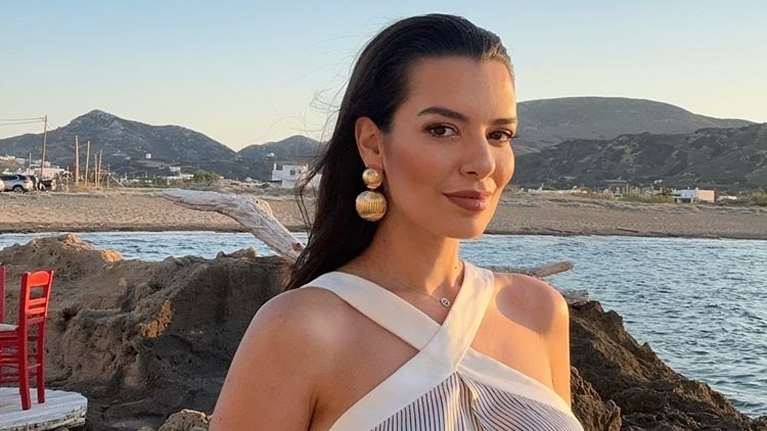 Instagram vs Reality: Η Νικολέττα Ράλλη προσπαθεί να δοκιμάσει μαγιό μαζί με την κόρη της