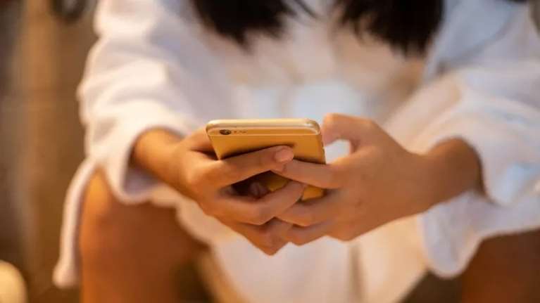 Γιατί δεν πρέπει να παίρνεις ποτέ το κινητό σου στην τουαλέτα - Η συνήθεια που σου κοστίζει