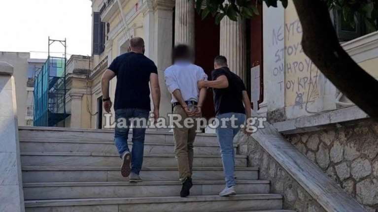 Λαμία: Προφυλακιστέος ο 53χρονος που φέρεται να βίασε τη 19χρονη υπό την απειλή μαχαιριού [Βίντεο]