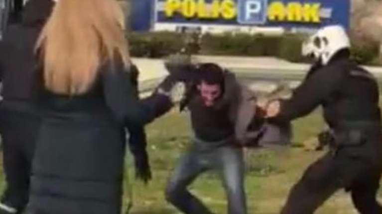 Ν. Σμύρνη - Η μαρτυρία του 29χρονου Αλέξανδρου: Με χτύπησαν με το μεταλλικό πτυσσόμενο γκλοπ στο πίσω μέρος του κεφαλιού μου