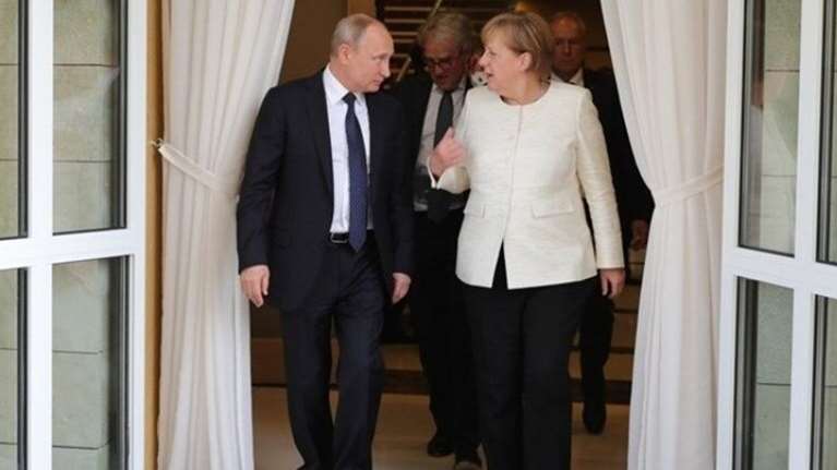 Κορονοϊός: Στο τραπέζι η κοινή παρασκευή εμβολίων - Τι συζήτησαν Πούτιν και Μέρκελ