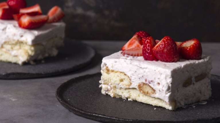 Πετρετζίκης: 2+1 γευστικά, δροσερά και πανεύκολα γλυκά για το πασχαλινό τραπέζι