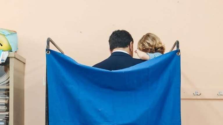 Εκλογές: Αγκαλιά με τον γιο του ψήφισε ο Βασίλης Κικίλιας - &quot;Εκεί που σιωπούν όλοι&quot;