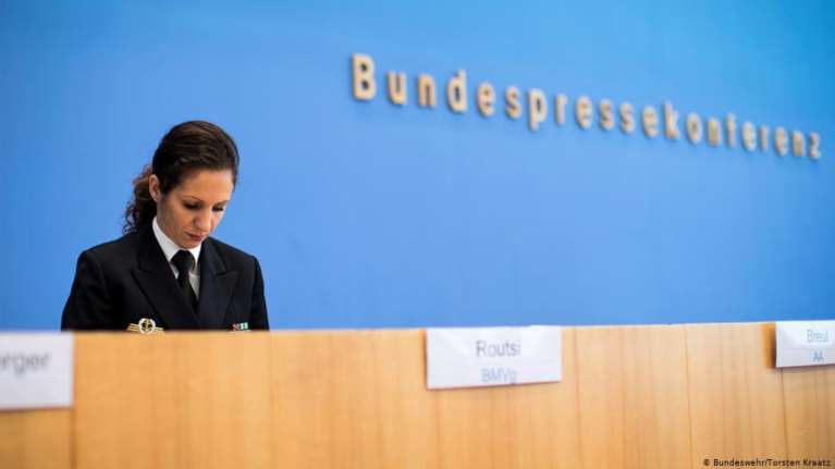 DW: Χριστίνα Ρούτση - Ποια είναι η Ελληνίδα εκπρόσωπος Τύπου στο γερμανικό υπουργείο Άμυνας [Εικόνες]