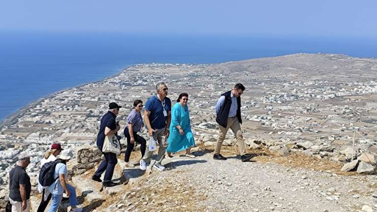 Σαντορίνη: Αυτοψία Μενδώνη στους αρχαιολογικούς χώρους της Αρχαίας Θήρας και στον προϊστορικό οικισμό του Ακρωτηρίου