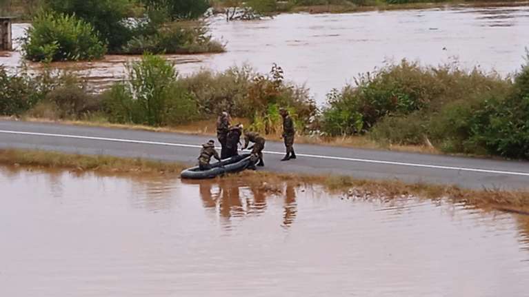 Νύχτα αγωνίας για τους κατοίκους στο Σωτήριο για τη λίμνη Κάρλα:  Σταθεροποιείται η στάθμη της