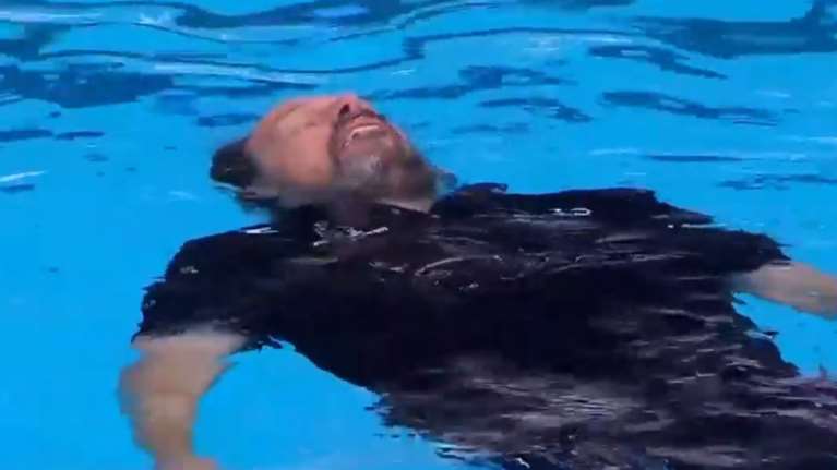 Η απόλαυση της επιτυχίας: Ξαπλωμένος στο νερό ο Παυλίδης μετά τη λήξη του τελικού και την κατάκτηση του χρυσού