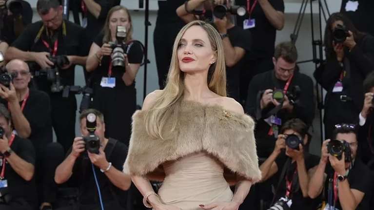 H χειρονομία της Aντζελίνα Τζολί στο κόκκινο χαλί της Βενετίας για την οποία μιλούν όλοι