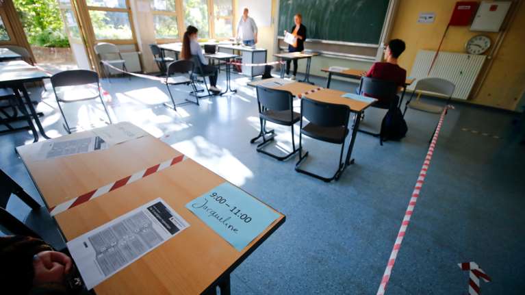 Άνοιγμα σχολείων: Το sms που στέλνουν οι γονείς στο 13033 - Πώς μετακινούνται οι μαθητές