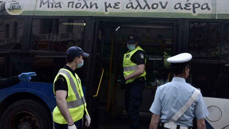 Κορονοϊός: 52 εκατ. ευρώ  σε πρόστιμα από την αρχή της πανδημίας - Εχουν εμβολιαστεί 900 αστυνομικοί
