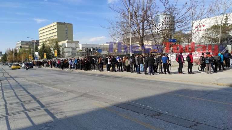 Απίστευτη ουρά από φοιτητές στη λέσχη του ΑΠΘ για μια μερίδα φαγητό - &quot;Σήμερα είχε… μπιφτέκια με πατάτες&quot;