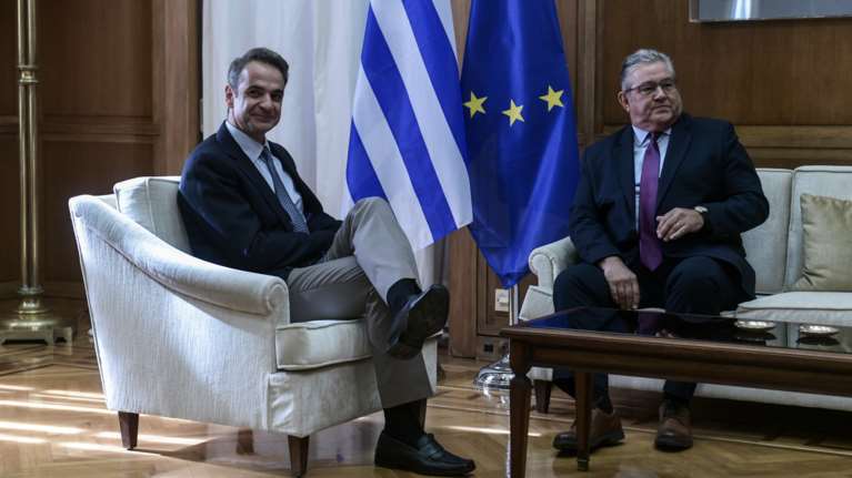 Ολοκληρώθηκαν οι συναντήσεις Μητσοτάκη με τους πολιτικούς αρχηγούς - Τι δήλωσαν Κουτσούμπας και Βαρουφάκης