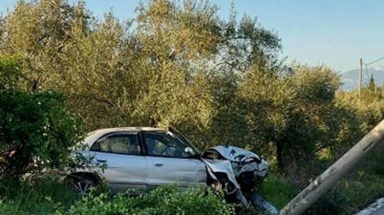 Λαμία: Αυτοκίνητο με τέσσερις γυναίκες σφηνώθηκε σε τσιμεντένια κολόνα [εικόνες]