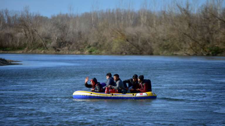 Φωτό ντοκουμέντο: Πρόσφυγες στις όχθες του Εβρου ετοιμάζονται να περάσουν στην Ελλάδα
