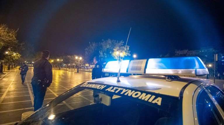 Θεσσαλονίκη: Επεισόδια σε υπαίθρια κορονο-μάζωξη 50 νεαρών - Επέμβαση της αστυνομίας