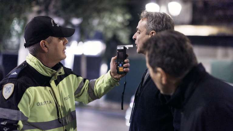 Επίσκεψη Μητσοτάκη σε μπλόκο της Τροχαίας στη Σταδίου: Έκανε αλκοτέστ για να δει πως γίνεται