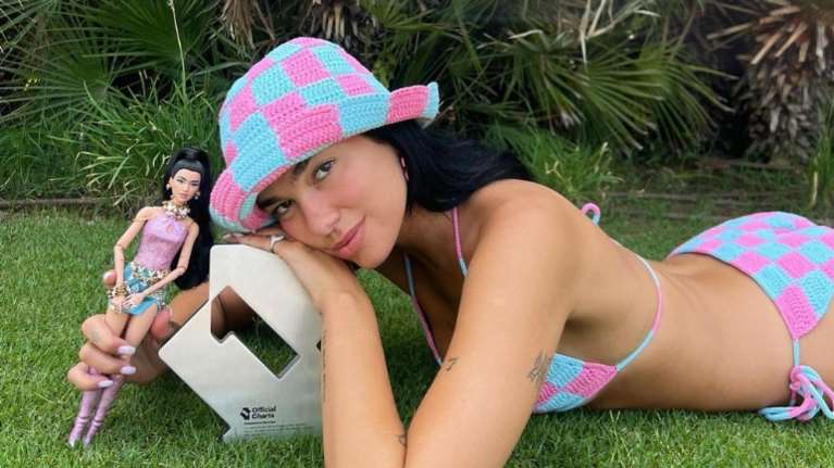 Η Dua Lipa έγινε ... Barbie και ποζάρει με το μαγιό της [εικόνες]