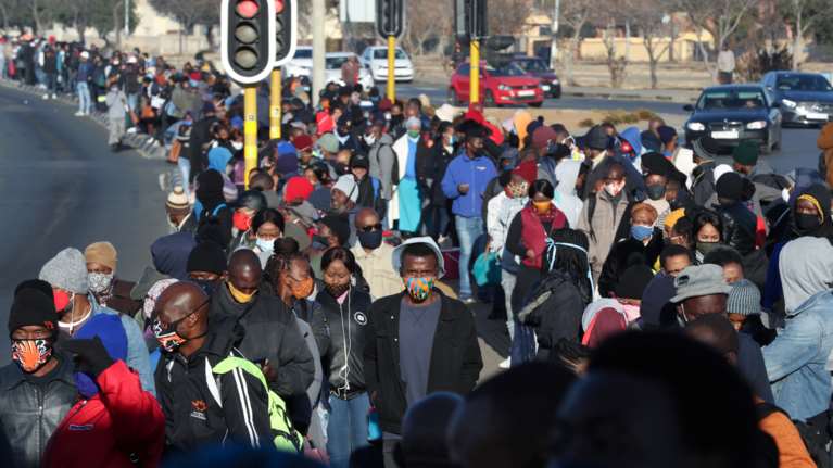 Ελπίδες από τη Νότια Αφρική: Το κύμα της μετάλλαξης Όμικρον πέρασε χωρίς μεγάλη αύξηση των θανάτων