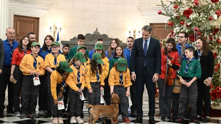 Κυριάκος Μητσοτάκης: Άκουσε τα κάλαντα από το Σώμα Ελλήνων Προσκόπων - Οι χαρές του Πίνατ και το μωρό έκλεψαν την παράσταση