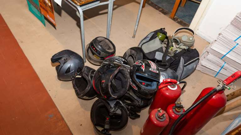 Τι βρήκε η ΕΛ.ΑΣ μέσα στην κατάληψη στα Εξάρχεια: Πυροσβεστήρες, κράνη, κοντάρια [εικόνες]